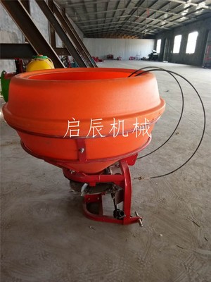 拋撒機四輪拖拉機后置施肥器 高效撒肥解決方案，500公斤塑料桶撒肥機詳解